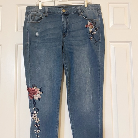 Lane Bryan Venezia Embroidered High Rise Medium Wash Blue Jeans. Size 18 - Picture 2 of 14